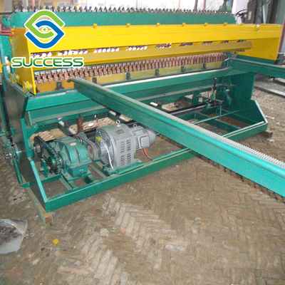 China Máquina de malla de alambre de acero pintado de color blanco de alta velocidad de 2 m proveedor