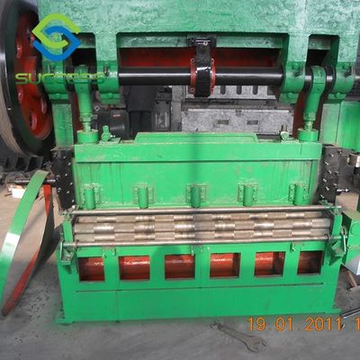China 2m de ancho Maquina de fabricación de malla de cercas de acero personalizada de alta demanda proveedor