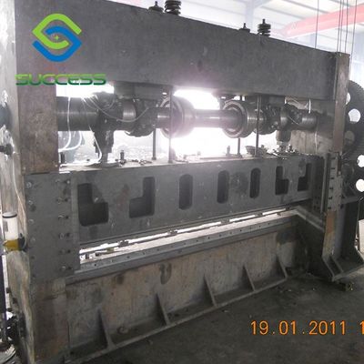 China Máquina de metal expandido de acero inoxidable personalizada con forma de agujero de diamante y producción para necesidades de producción de alto volumen proveedor